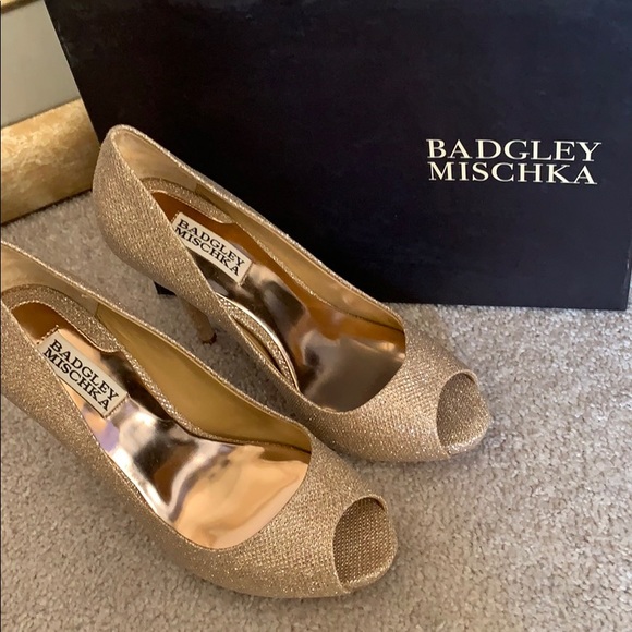 Badgley Mischka Shoes - Badgley Mischka Rose Gold shoes size 7